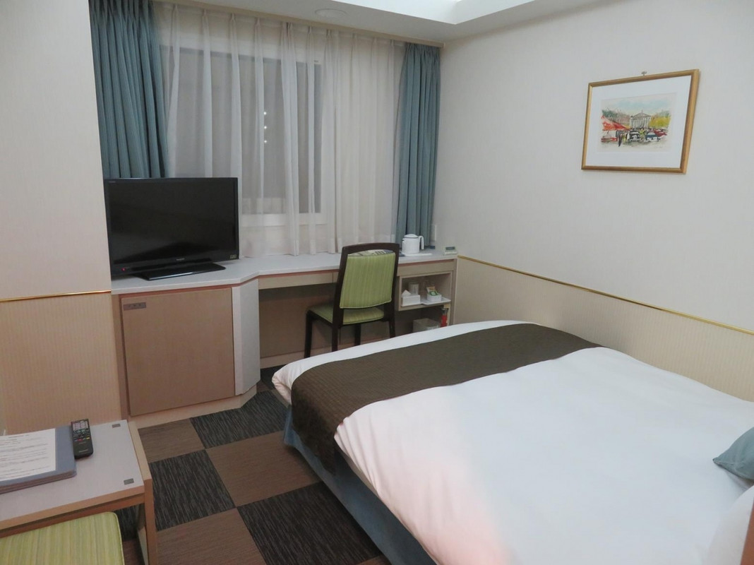 シンプルで清潔な客室