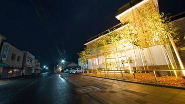 施設の正面 (日没後) / 1