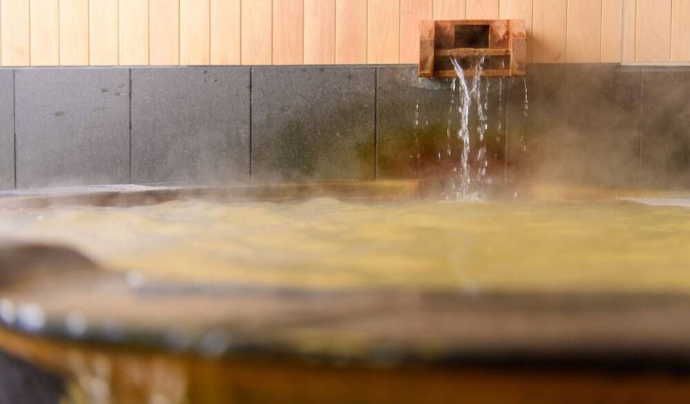 源泉かけ流しの客室風呂 / 1