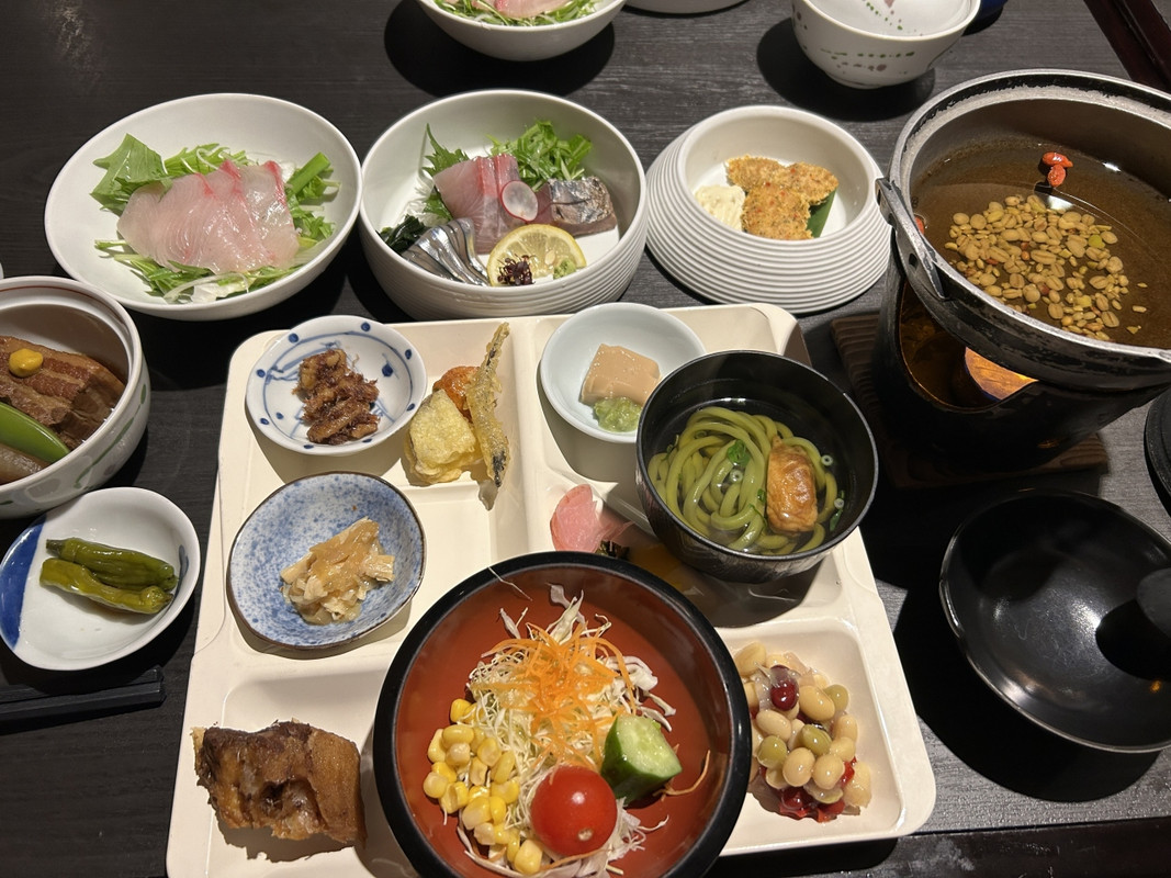 「いぶすきたまてばこ」コース、トレイの周りがセットメニュー