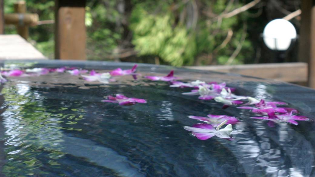 部屋風呂に花を浮かべ
2人きりの温泉タイム / 1