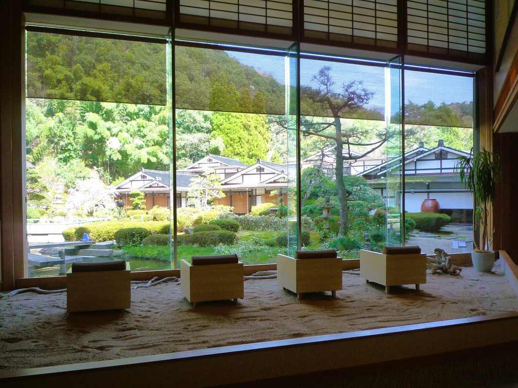 庭園を観ながら足湯を愉しむ