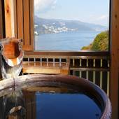 時間を旅する宿 海のはな（静岡県 旅館）：信楽焼陶器の露天風呂はレトロな造り。潮風を感じながら特別な湯浴みを楽しんで。 / 3