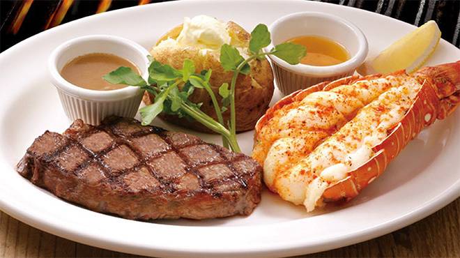 多彩なサラダバーに
熱々のグリル料理も！ / 2