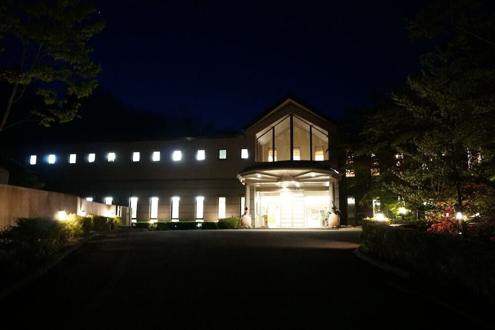 施設の正面 (日没後)