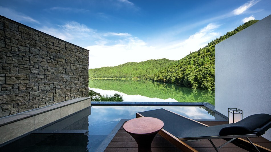 静かな池のほとりで、2人きりで贅沢に過ごしましょ。3726261