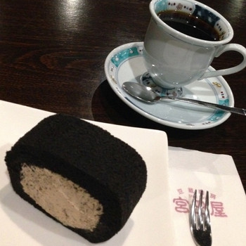 「宮田屋珈琲レンガ館 Cafe 豊平店」料理 1095016 こくにが珈琲ロール☆
宮田屋のコーヒー入りクリームがたっぷり♡
スポンジ生地は竹炭入りです。
甘味と苦味のバランスが良い大人のケーキでした(๑´ㅂ`๑)