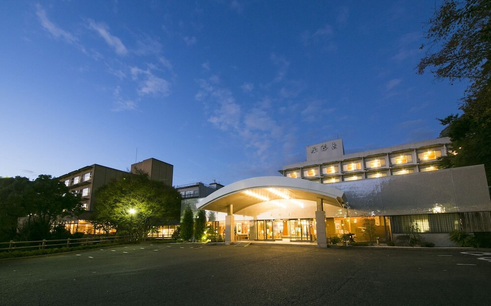 施設の正面 (日没後)