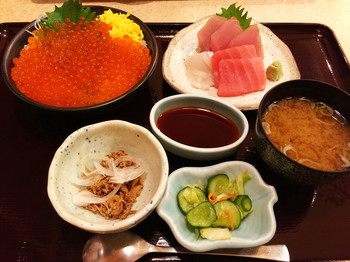 「港町レストラン 鮮」料理 631443 イクラ丼地場産刺身3点セット
