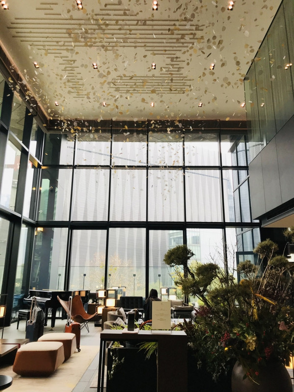 エレベーター目の前のロビー