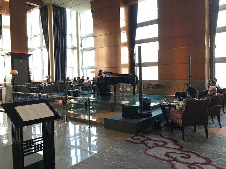 天井が高く重厚な45階ロビーフロアは異次元の快適さ。