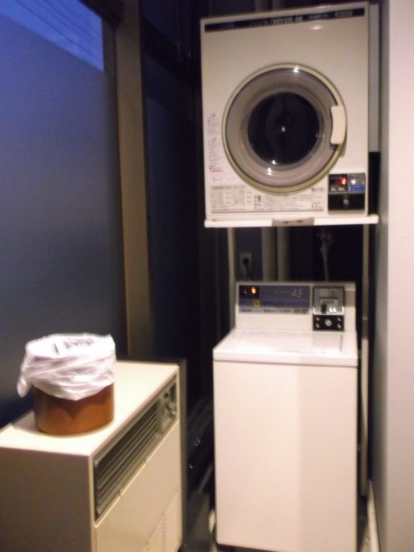 共有スペースにあるコインランドリーコーナー。