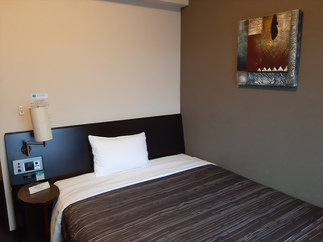 シンプルで落ち着いた色調のお部屋でした。