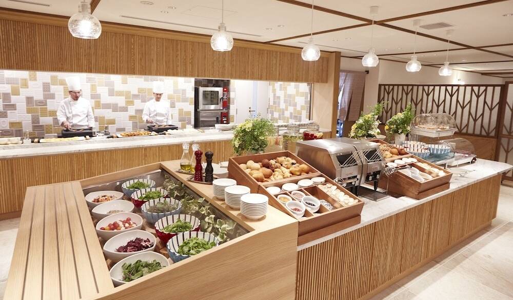 朝食はバイキングで
お腹いっぱいに / 2