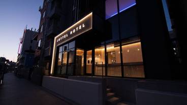 施設の正面 (日没後) / 1