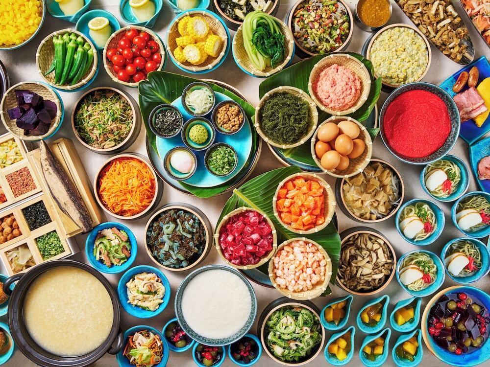 リゾートホテルのテラスで優雅な朝食4379263