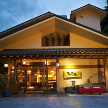 渓流沿いの絶景温泉旅館で味わう、五感で楽しむ懐石料理3911640