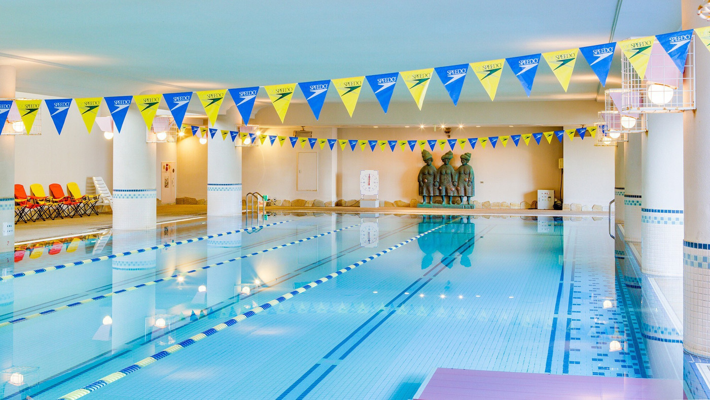 ウェルネスゾーンの温水プールで軽く体を動かしてストレス解消！3696550