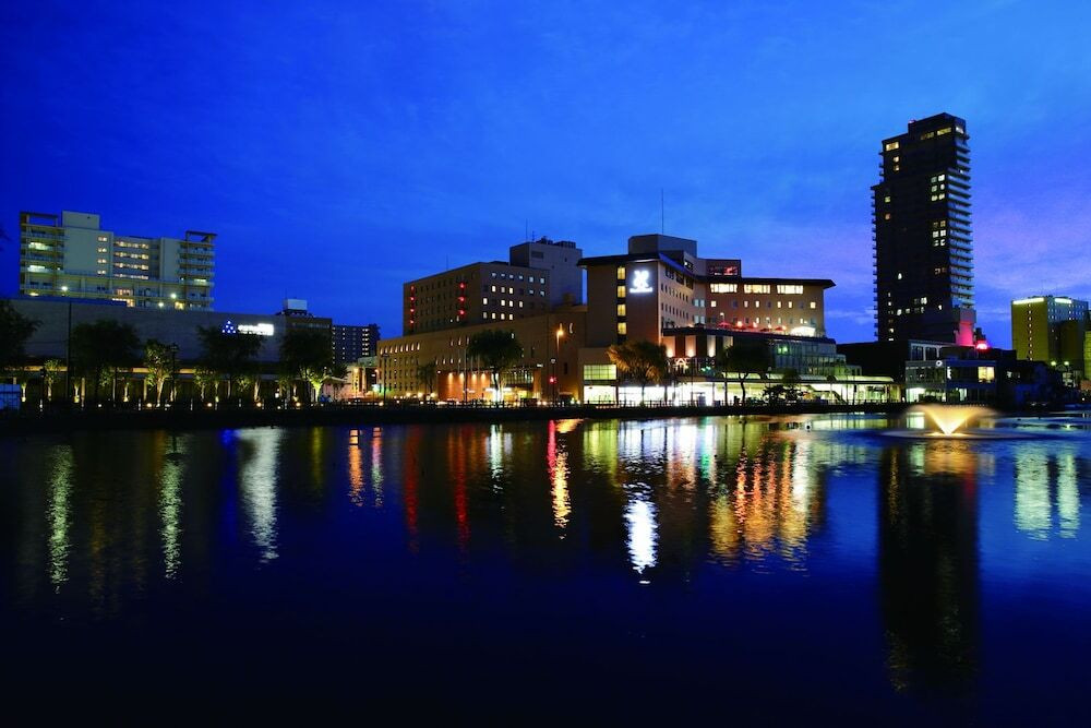 施設の正面 (日没後)