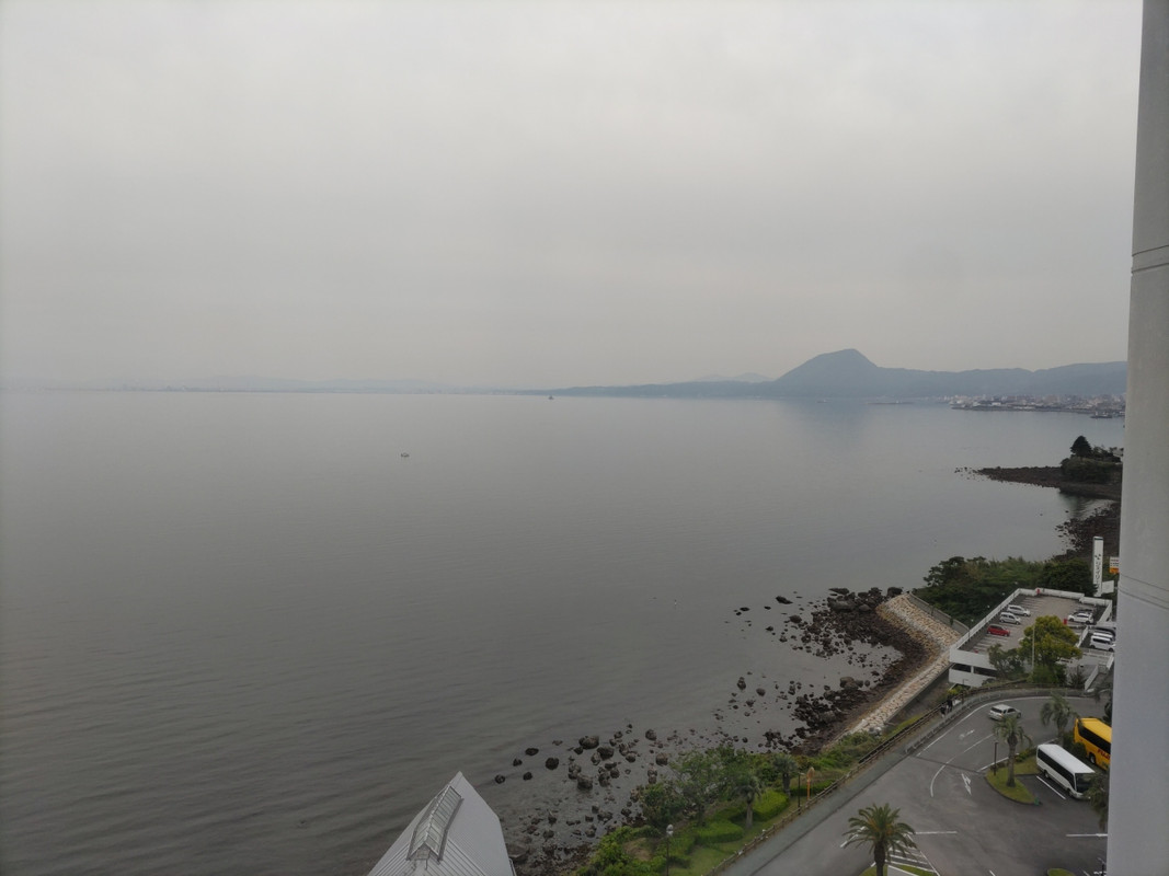 11Fのエレベータホール横から別府湾を望む