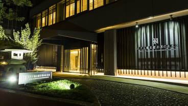 施設の正面 (日没後) / 5