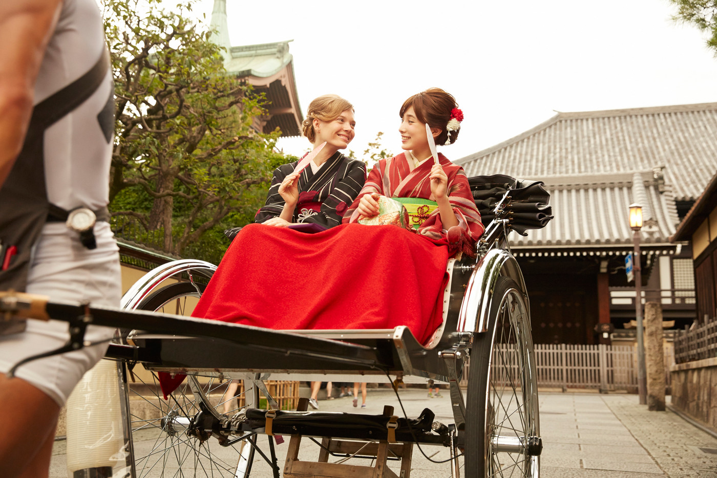 人力車に乗る外国人女性と日本人女性