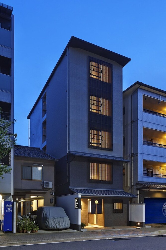 施設の正面 (日没後)