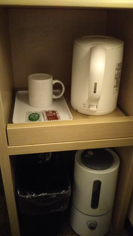 机下にあるポット、粉のお茶とほうじ茶。下にはゴミ箱です。