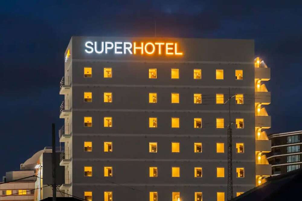 施設の正面 (日没後)