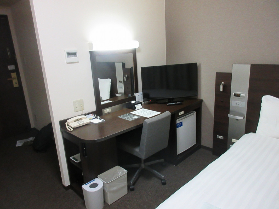 客室はベッド周りが広めで椅子に座って寛げます