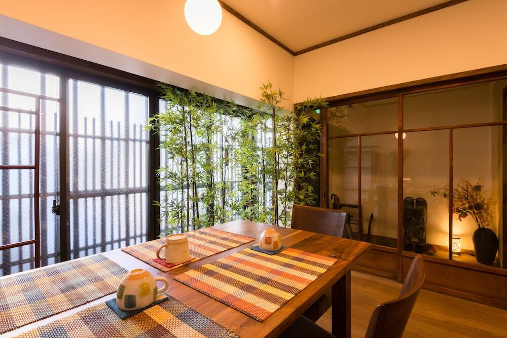 客室内のダイニングエリア