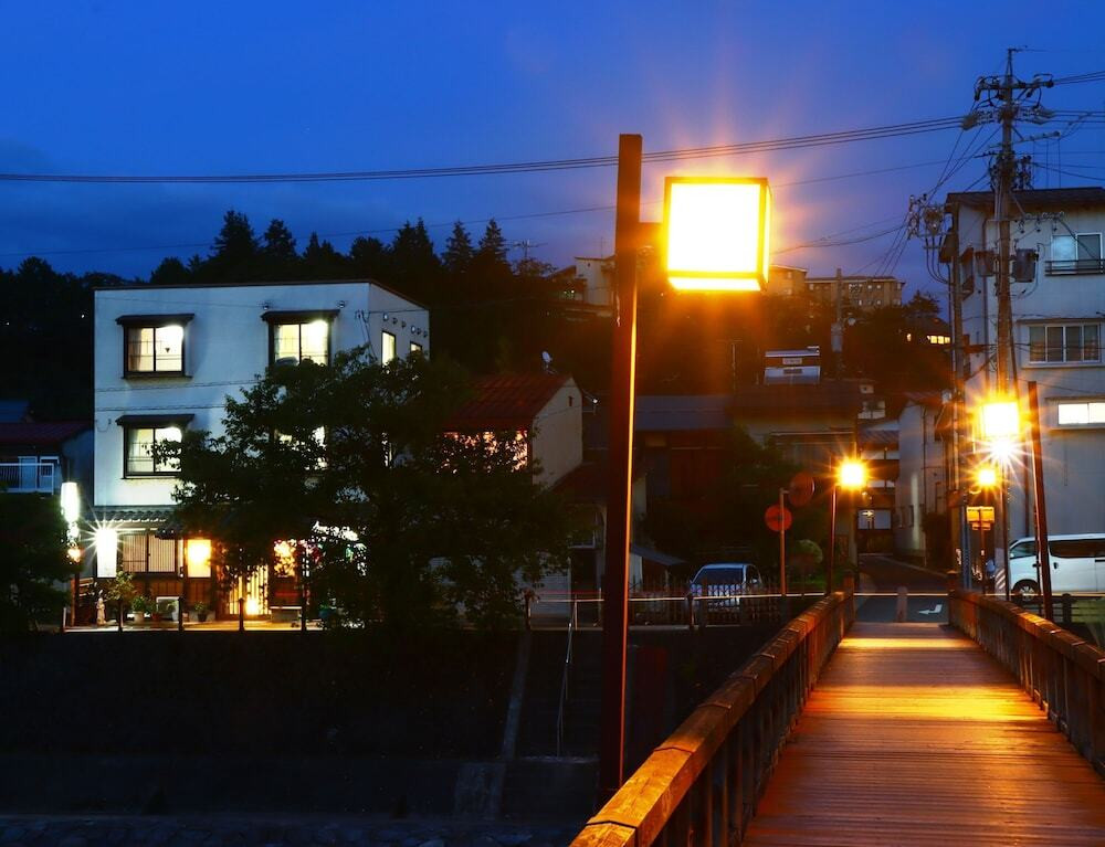 施設の正面 (日没後)