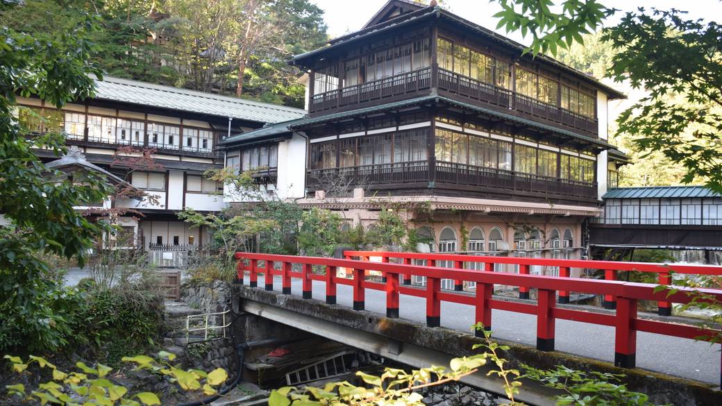 有名旅館「積善館」で
記念撮影を♪ / 1