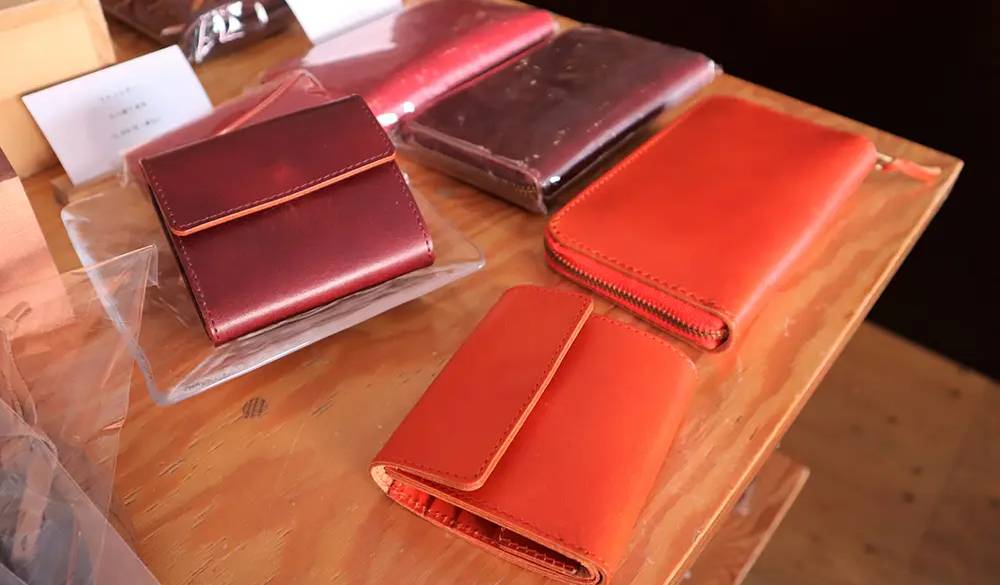 ワインで使ったブドウの種や皮で染色した「ワインレザー」の小物。味わうだけじゃない、ワインの新しい魅力に触れられます。