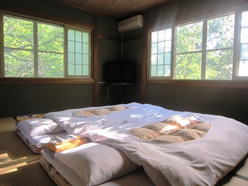 「オーベルジュ グルービー」 内観 21445230 和室15畳広くて窓の外は自然のいっぱい、小鳥のさえずりでお目覚め冬は第6ペアリフト降り場、第7リフト乗り場