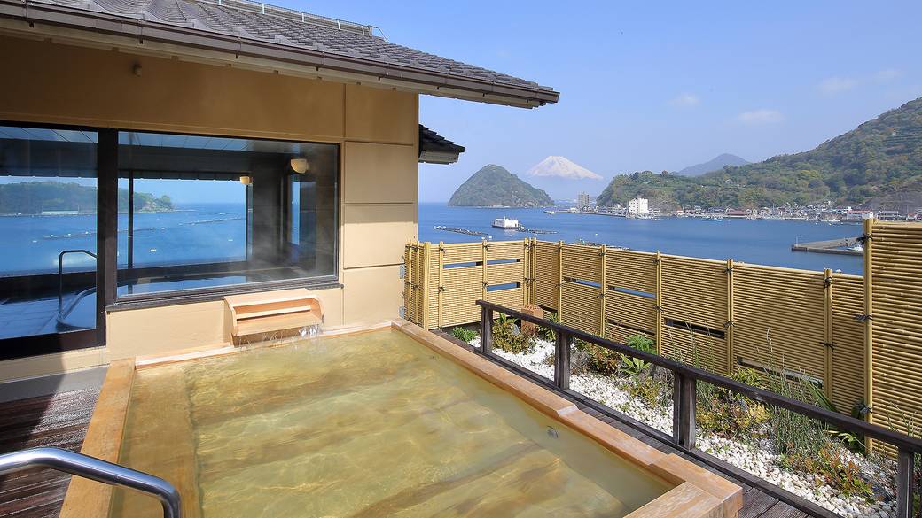 「富士の湯」檜露天風呂 / 1