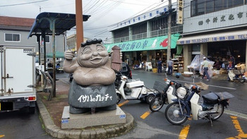 「魚菜小売市場」 その他 44910785 陸奥湊駅のすぐ目の前、
「イサバのカッチャ」の像です