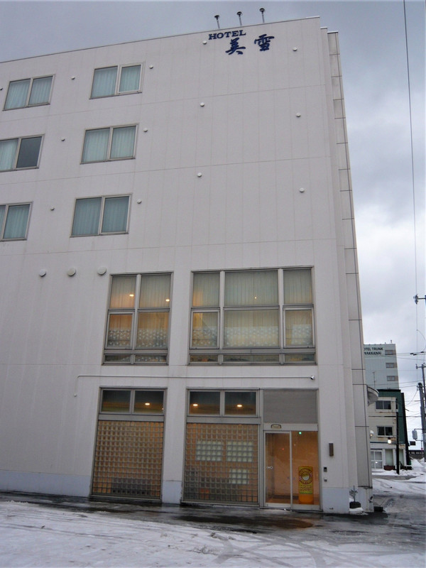 シンプルな外観の５階建て