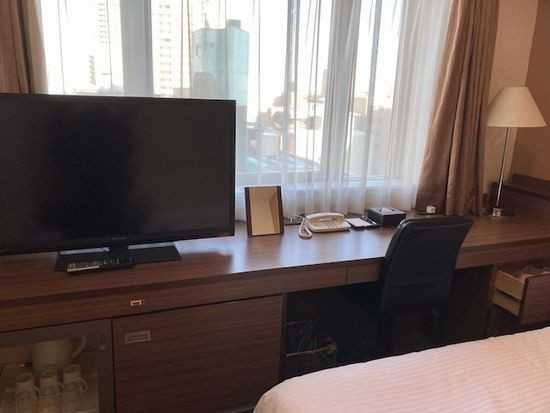 お茶をするのも狭すぎてみんなバラバラに座る(泣）