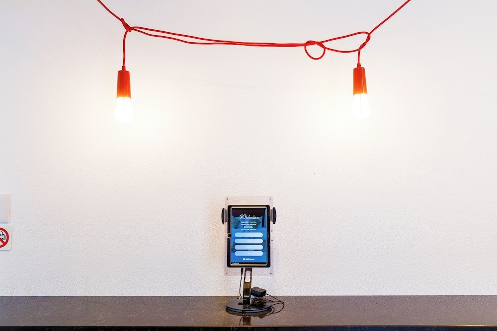 チェックイン / チェックアウト キオスク