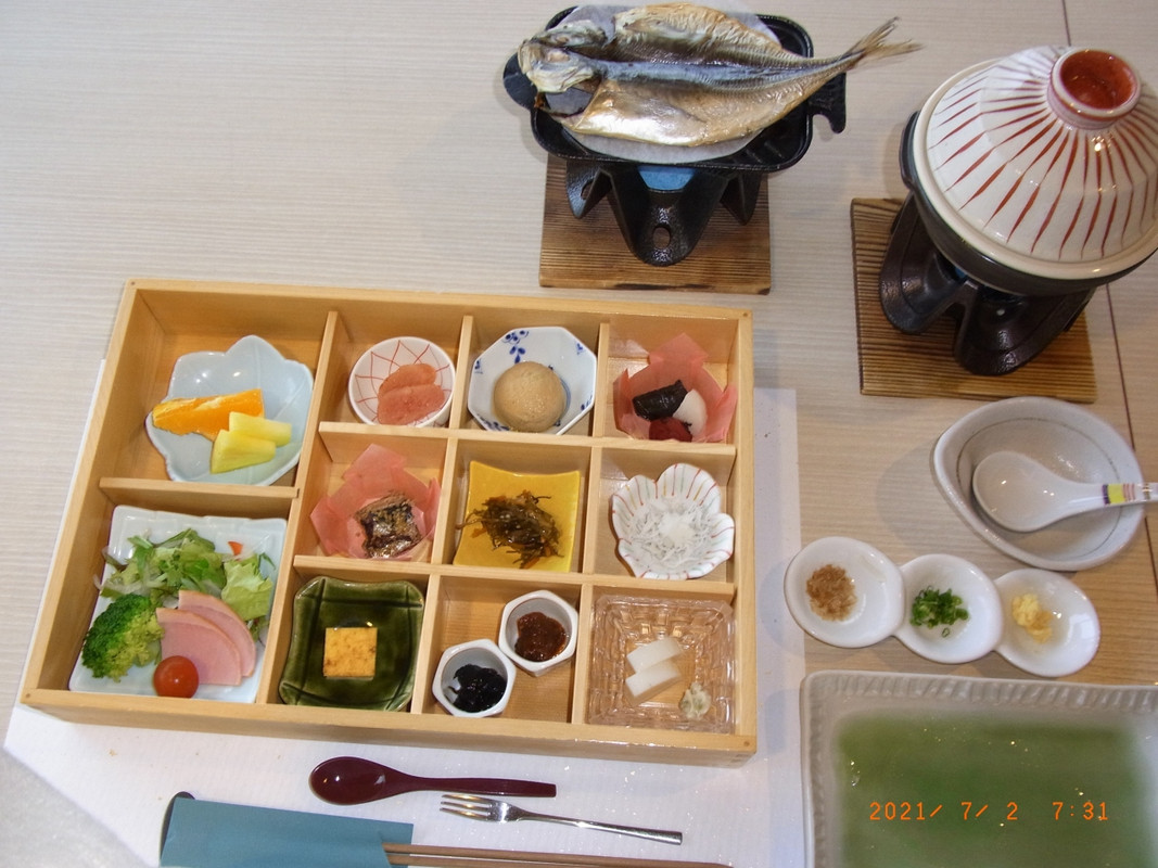 朝食は朝の海鮮ご膳　鰺のひらきを卓上で仕上げるのが美味