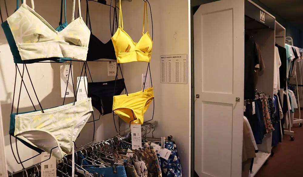 アウトドアウェアを展開する「HELLY HANSEN」の水着は、こちらで購入可能。せっかくなのでお気に入りを見つけるのも良いですね。