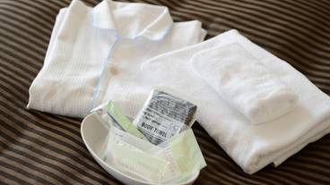 ● Pajamas & amenities / 12