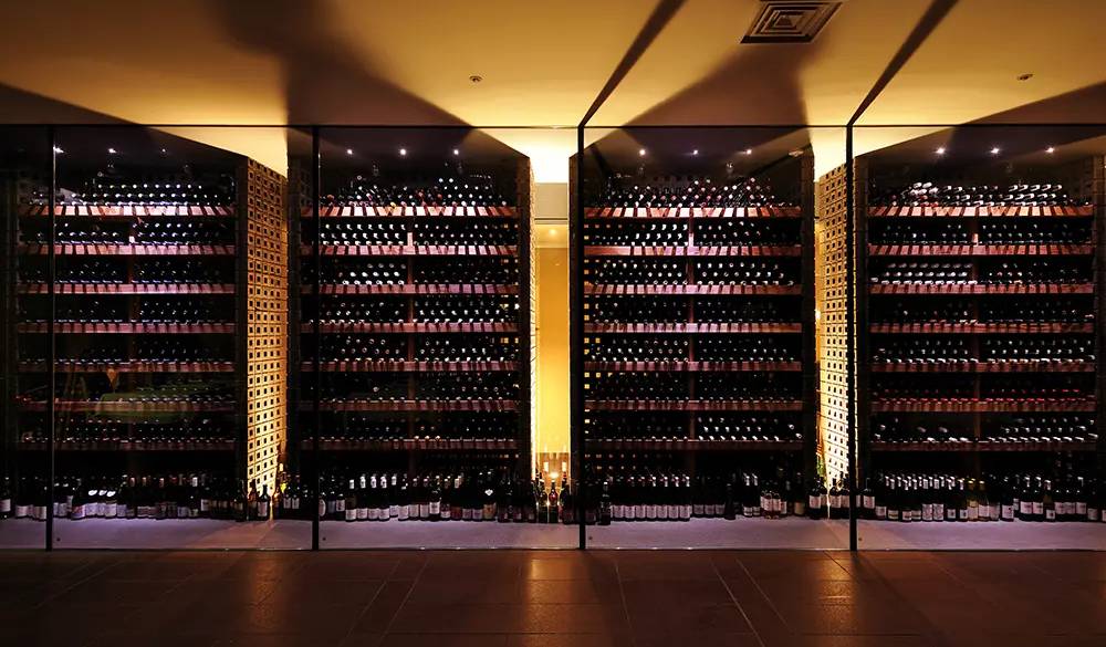 ワインセラーには約2000本のワインがあり、ワインと野菜のマリアージュを堪能できます。ソムリエが厳選したワインを心ゆくまで味わって。