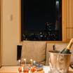 バルコニーにイスがあるので、そこで夜景を眺めながら乾杯してもロマンチック