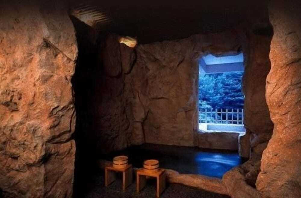 鴻朧館　洞窟風呂