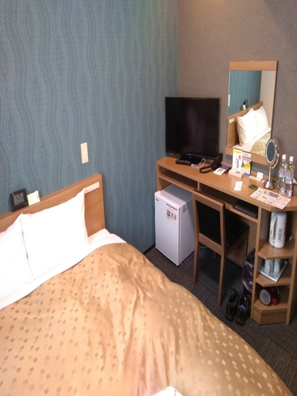 ダブルベッドルームで一般的な客室の備品です。