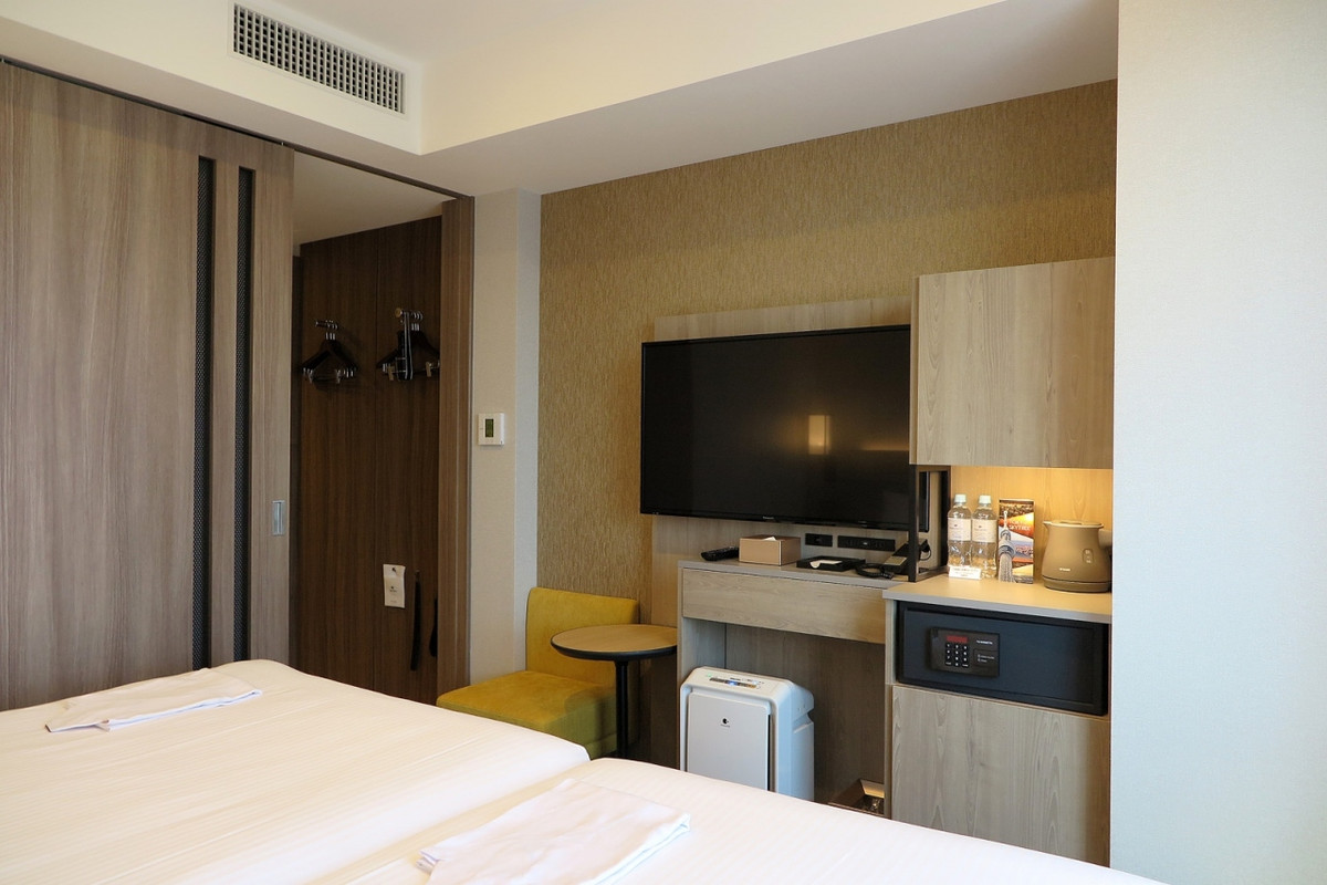 43インチ4Kテレビ、ティーテーブル、ボトルウォーター