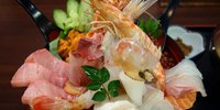 これぞ魚介の宝石箱！盛り過ぎ海鮮丼で人気の「野口鮮魚店」へ行こう♪