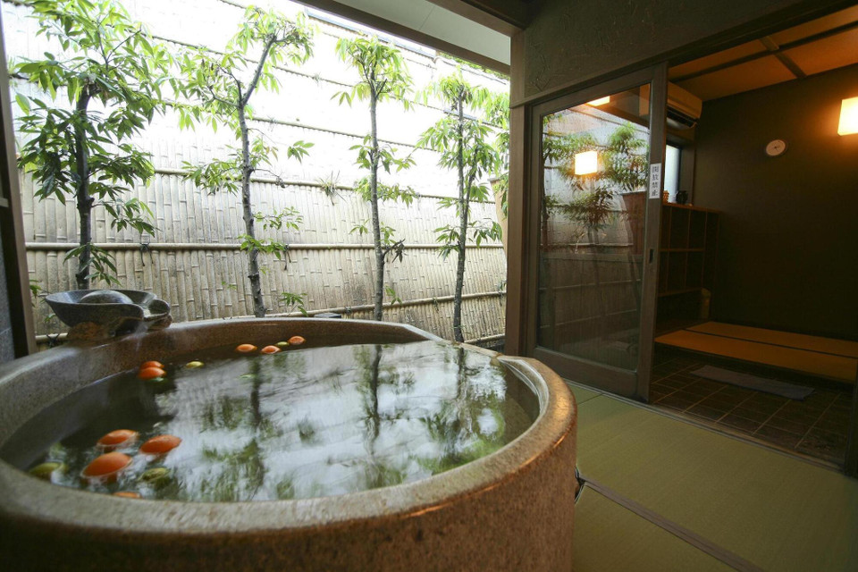 城崎温泉 湯楽 Yuraku Kinosaki Spa＆Gardens（キノサキオンセン ユラク キノサキ スパアンドガーデンズ ） / 2